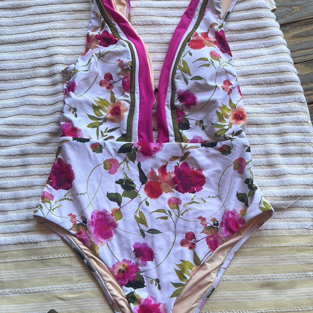 NEW NANETTE LEPORE Floral Plunge one piece Swimsuit size 6/8 - Picture 12 of 12